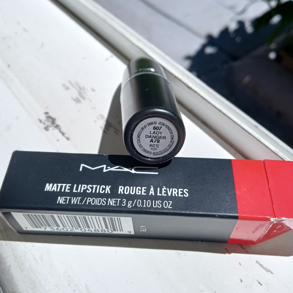 🆕 MAC #607 Lady Danger Lip Stick (Bright Red) - Picture 9 of 11